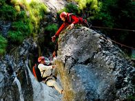 Der Bergdoktor – Um das Leben eines schwer Verletzten zu retten, begeben sich Martin (Hans Sigl) und sein Bruder Hans (Heiko Ruprecht) selbst in Lebensgefahr.