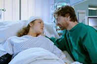 In aller Freundschaft – Theresa Hüller (Linn Reusse) hat seit einiger Zeit eine Affäre mit dem verheirateten Familienvater Matthias Glaser (Andreas Nickl). Matthias liebt Theresa wirklich, aber seine Familie zu verlassen ist ein großer Schritt. Nachdem Theresa ein Tumor aus dem Kopf entfernt wurde und Matthias nicht bei ihr war, ist Theresa einiges klar geworden. Sie hat Matthias nie unter Druck gesetzt, doch insgeheim immer gehofft, dass er sich irgendwann ganz für sie entscheiden würde. Nun weiß sie, dass das nicht passieren wird und beendet schweren Herzens ihre Beziehung.