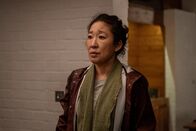 Killing Eve – Eve (Sandra Oh) kann nicht glauben, dass es sich bei der Tat nicht um Selbstmord handelt. Sie ist sich sicher, dass ihr Kollege zum Schweigen gebracht wurde. Doch warum?