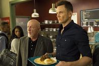 Community – Professor Hickey (Jonathan Banks, l.) nimmt Jeff (Joel McHale, r.) unter seine Fittiche und hilft ihm dabei, sich in seinem neuen Job als Professor einzuleben ...