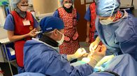 Die Fußchirurgen – Dr. Brad and Dr. Sarah in the Operating Room working on Dana Carl’s foot.