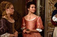 Versailles – Jessica Clark - PRINZESSIN VON DER PFALZ, Maintenon (Catherine Walker, li.); ONE VERSAILLES, STAFFEL 3, FOLGE 2, "Vertrauensfragen" Uhr. Jessica Clark - PRINZESSIN VON DER PFALZ, Maintenon (Catherine Walker, li.)
