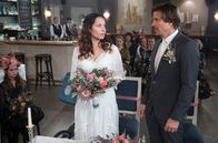 Rote Rosen – Hochzeit: Wird Tina (Katja Frenzel, M.) Ben (Hakim Michael Meziani, r.) am Ende doch das Ja-Wort geben? (Mit Lilly oder Lylou Röder, l., Jelena Mitschke, Anja Franke, Brigitte Antonius, Maria Fuchs und Kompars:innen)