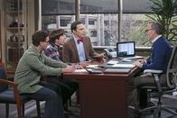 The Big Bang Theory – Leonard (Johnny Galecki, l.), Howard (Simon Helberg, 2.v.l.) und Sheldon (Jim Parsons, 3.v.l.) können nicht fassen, dass Tim (Jim Holmes, r.) und die Universität bei einer Patentierung ihrer neuesten Erfindung 75 Prozent der Einnahmen für sich beanspruchen will. Eine Lösung muss her ...