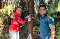 Unser Gartenglück – v.l. Gartenbloggerin Uta Grünwald (l) und Gartenbaumeister Mehmet Gürenc stutzen einen Nadelbaum.