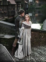 The White Queen – König Edward IV (Max Irons, l.) verliebt sich unsterblich in die schöne Elizabeth Woodville (Rebecca Ferguson, r.). Die Sache hat nur einen Haken - sie kommt aus dem verfeindeten Hause Lancaster und das bestehende Herrschaftssystem droht aus den Fugen zu geraten ...
