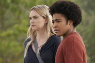 Legacies – Lizzie Saltzman (Jenny Boyd, l.); MG Greasly (Quincy Fouse, r.)