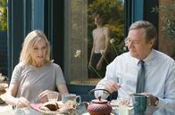 Im letzten Sommer – Anne (Léa Drucker) und ihr Mann Pierre (Olivier R) werden beim Frühstück auf der Terrasse von Théo (Samuel Kircher, hinten) beobachtet.