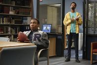 Community – Während Abed (Danny Pudi, r.) von regelrechten Angstzuständen geplagt wird, geht Troy (Donald Glover, l.) eher gelassener an das letzte Schuljahr am Community- College ...