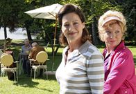 Im besten Alter – Mary-Lou (Peggy Lukac, re.) und Hanne (Charlotte Schwab) freuen sich auf ein entspanntes Leben im vorzeitigen Ruhestand.