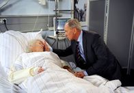 Rote Rosen – ARD ROTE ROSEN FOLGE 1202 Uhr im ERSTEN. Roman (Johannes Terne, r.) muss feststellen, dass sich Heidruns (Renate Delfs, l.) Zustand dramatisch verschechtert.