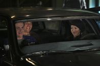 How I Met Your Mother – Sind der Meinung, Barney und Robin auseinanderbringen zu müssen, da sie sich von morgens bis abends streiten: Ted (Josh Radnor, M.), Marshall (Jason Segel, l.) und Lily (Alyson Hannigan, r.) ....