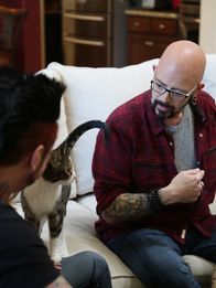 Der Katzenflüsterer – Jackson talks to Jason and Stefanie in the living room with Farnsworth.