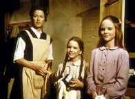 Unsere kleine Farm – (v.l.n.r.) Caroline (Karen Grassle), Laura (Melissa Gilbert) und Mary (Melissa Sue Anderson) beobachten Charles und Carrie.