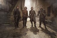 Die Musketiere – TOM BURKE (ATHOS), LUKE PASQUALINO (D'ARTAGNAN), SANTIAGO CABRERA (ARAMIS) E HOWARD CHARLES (PORTHOS)