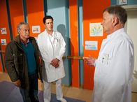 In aller Freundschaft – ARD/MDR IN ALLER FREUNDSCHAFT FOLGE 626, "Freud und Leid" Uhr im ERSTEN. Dr. Roland Heilmann (Thomas Rühmann, re.) informiert Dr. Philipp Brentano (Thomas Rühmann, 2.v.li.) und Klaus Ritter (Rolf Kanis, li.) darüber, dass Arzus Kind nicht richtig liegt und sie eine äußere Wendung versuchen. Obwohl Philipp weiß, wie sehr sich Arzu eine natürliche Geburt wünscht, gibt er auch die medizinischen Risiken zu Bendenken.