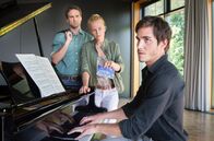 Akte Ex – Lukas Hundt (Oliver Franck, l.) und Kristina Katzer (Isabell Gerschke, M.) sprechen Klavier-Student Marco Turtschan (Francois Goeske, r.) auf seine Affäre zu seiner Professorin an.