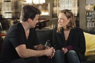 Castle – Das hübsche Callgirl Scarlett Price (Michaela McManus, r.) sucht Zuflucht bei Richard Castle (Nathan Fillion, r.).