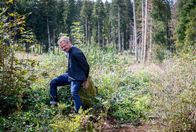 Sturm der Liebe – Erik (Sven Waasner) versucht sich vergeblich von seinen Fesseln zu befreien.