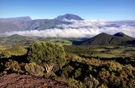 Leben mit Vulkanen – Der Piton de la Fournaise bricht pro Jahr ein- bis zweimal aus und muss daher ständig überwacht werden. Sein schlafender Nachbar, der Piton des Neiges, ist gezeichnet von Millionen Jahren vulkanischer Tätigkeit.