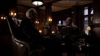The Blacklist – Alan Fitch (Alan Alda, l.) und Raymond 'Red' Reddington (James Spader, r.)