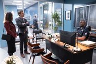 The Rookie – Detective Pearson (Daniel Bonjour, M.) und Dr. London (Danielle Campbell, l.) versuchen, Sergeant Grey (Richard T. Jones, r.) davon zu überzeugen, dass Tim aus tiefer Wut und Frust über seinen Rauswurf bei der Metro durchaus ein Motiv hatte, Mad Dog zu ermorden.