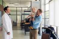 In aller Freundschaft – Dr. Philipp Brentano (Thomas Koch, li.) hofft inständig, dass sein Freund Dr. Kai Hoffmann (Julian Weigend, re.) ihm, irgendwann verzeihen kann, dass er einen Unfall mit seinem kleinen Sohn Emil hatte.