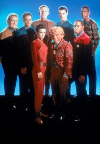 Star Trek - Deep Space Nine – Lt. Commander Worf (Michael Dorn), Chief O'Brien (Colm Meaney), Doktor Julian Subatoi Bashir (Alexander Siddig), Quark (Armin Shimerman), Odo (Rene Auberjonois), Major Kira (Nana Visitor), Lt. Commander Jadzia Dax (Terry Farrell),Captain Sisko (Avery Brooks), Jake Sisko (Cirroc Lofton).
