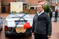 Friesland – Kommissar Brockhorst (Felix Vörtler) will etwas für seine Gesundheit tun: Joggen. Doch der Sarg auf dem Polizeiparkplatz treibt seinen Bluthochdruck schon wieder in die Höhe.