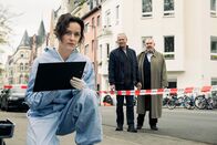 Tatort – Am Tatort angekommen, Leiterin der Kriminaltechnik Natalie Förster, Max Ballauf und Freddy Schenk, v.li.: Tinka Fürst als Natalie Förster, Klaus J. Behrendt als Max Ballauf, Dietmar Bär als Freddy Schenk