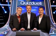 Quizduell - Olymp – Moderator Jörg Pilawa (M.) begrüßt die Kandidaten des Teams "Komik"": Michael Mittermeier (l.) und Dieter Nuhr (r.), beide Comedians.