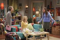 The Big Bang Theory – Bei einem gemeinsamen Abend kommen einige Peinlichkeiten von Penny (Kaley Cuoco, l.), Bernadette (Melissa Rauch, M.) und Amy (Mayim Bialik, r.) ans Tageslicht ...