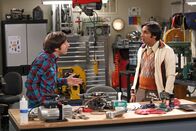 The Big Bang Theory – Raj (Kunal Nayyar, r.) spielt ernsthalft mit dem Gedanken, Lakshmi zu heiraten, da er fürchtet, ansonsten für immer allein zu sein. Howard (Simon Helberg, l.) hat aber eine Idee und besorgt ihm jemanden zum Kuscheln ...