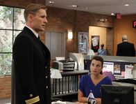 Navy CIS – Ziva David (Cote de Pablo, r.) und ihre Kollegen ermitteln in einem neuen Fall, bei dem Navy Lieutenant Commander Geoffrey Brett (Brett Tucker, l.) Finanzberaterin Drew Turner ermordet wurde ...