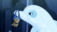 Zoom - Der weiße Delfin – Zoom bringt die Sauerstoffflasche zurück, die Auru in der Tiefe hat fallen lassen. Yann und Auru sollen im Auftrag von Ramana eine Opfergabe zum tiefsten Punkt des Ozeans vor der Insel Maotou bringen. Keine leichte Aufgabe.