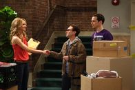 The Big Bang Theory – Im Gegensatz zu Sheldon (Jim Parsosn, r.) ist Leonard (Johnny Galecki, M.) total begeistert von Alicia (Valerie Azlynn, l.), der neuen Mieterin ...