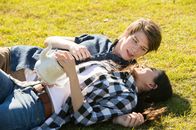 Club der magischen Dinge – Kyra (Kimie Tsukakoshi rechts) und Darra (Julian Cullen links) haben es gemeinsam geschafft, den unkontrolliert umherfliegenden magischen Stuhl wieder einzufangen. Dabei sind sie sich unfreiwillig näher gekommen.