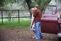 American Horror Story – Kit (Evan Peters, r.) hat Schwester Jude Martin (Jessica Lange, l.) aus Briarcliff befreit und möchte sie bei sich zuhause aufnehmen ...