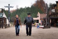 Polizeiruf 110 – ARD/rbb POLIZEIRUF 110: VOR ALLER AUGEN Uhr im ERSTEN. Kriminalhauptkommissarin Olga Lenski (Maria Simon) und Polizeihauptmeister Horst Krause (Horst Krause) ermitteln, unter welchen Umständen die Frau im Saloon eines Freizeitparks nackt zusammengebrochen ist.