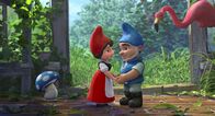 Gnomeo und Julia – Gnomeo und Julia haben sich ineinander verliebt und treffen sich heimlich in einem Garten, in dem sie den Flamingo Featherstone kennenlernen.