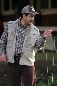 Monk – Weil er einen Mord beobachtet hat, muss Monk (Tony Shalhoub) in ein Zeugenschutzprogramm. Er soll er sich mit Natalie, Captain Stottlemeyer und Agent Grooms in einer Hütte im Wald verstecken - abgeschnitten von der Zivilisation ...