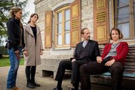 SOKO München – Toni Bischoff (Amanda da Gloria, l.) und Katharina Hahn (Bianca Hein, 2.v.l.) sprechen mit Ida Raininger (Lara Joy Körner, r.) während diese von Pfarrer Schwarz (Gilbert von Sohlern, 2.v.r.) getröstet wird.