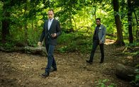 Elementary – Sherlock Holmes (Jonny Lee Miller, l.); Detective Marcus Bell (Jon Michael Hill, r.)