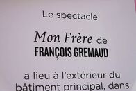 Signes – Infotafel bei der Premiere des Theaterstücks "Mon frère" (dt. Mein Bruder)