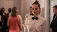 Operation Omerta – Auch Raisa (Mirtel Pohla) gehört zu der Gruppe, die den Terroranschlag auf den Präsidentenpalast verübt. Sie verschafft sich als Catering-Mitarbeiterin Zugang zu dem Festakt.