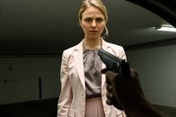 SOKO Stuttgart – Auf dem Weg zu ihrem Auto wird Larissa Fendler (Teresa Rizos), die Freundin des Opfers, mit einer Waffe bedroht.