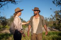 Barfuß durch Australien – Svenja (Anneke Kim Sarnau) folgt mit Kalti (Aaron Pedersen) den Spuren der Teenager.