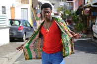 Death in Paradise – Der Kleinkriminelle Marlon Pryce (Tahj Miles) ist durch seine zwielichtigen Geschäfte auf der Insel gut vernetzt. Als die Ermittlungen zu ihm führen, hat er ein überraschendes Geständnis zu machen.