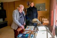 Der Alte – Als Caspar Bergmann (Thomas Heinze, r.) Ralf Degenhardt (Michael Prelle) wegen des Todes seiner Pflegerin Ada aufsucht, trifft diesen die Nachricht und der damit verbundene Verlust seiner engsten Vertrauten sehr hart.
