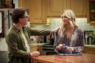 The Big Bang Theory – Leonard (Johnny Galecki, l.); Penny (Kaley Cuoco, r.)